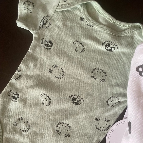 NWT set of three short sleeve unisex onesies 0-3 months in neutral colors - Picture 3 of 5